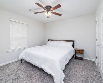 Modern 1BR With Pool and Parking Access - Columbus - Bedroom