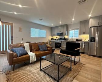 Stay in Style & Elegance - Burbank - Living room