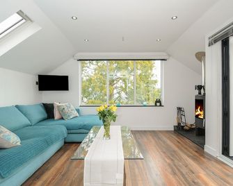 Moon's Cottage, Pet Friendly, Character Holiday Cottage In Fowey - Fowey - Living room