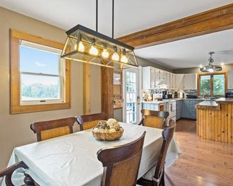 Pool | Hot Tub | Seneca Wine Trail | Flx Wineries - Hector - Comedor