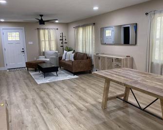 NEW Modern Boho 2-bedroom home - Jacksonville - Wohnzimmer