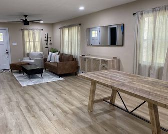 NEW Modern Boho 2-bedroom home - Jacksonville - Wohnzimmer