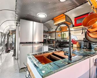 Get To The Choppa! One-Of-A-Kind 2/1 Helicopter On 5 Acres In The Woods! - Brooksville - Küche