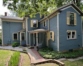 Beautiful and historical 6-bedroom house with AC & WiFi in lovely Meadville - Meadville - Edificio