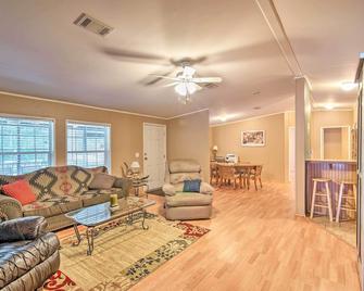 Homosassa House w/ Fire Pit 2 Miles to River! - Homosassa - Living room