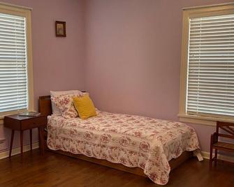 Historic Mt. Vernon House - Perfect family home, walking distance from downtown - Mount Vernon - Bedroom