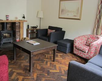 Camp Hill. Charming Cottages In Secluded Grounds Of Historic Private Estate - Newcastle-under-Lyme - Living room