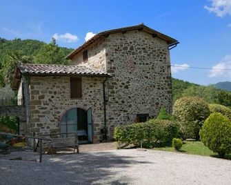 Holiday House with Pool & Large Garden Overlooking Lake near Tuscany - Lisciano Niccone - Edificio