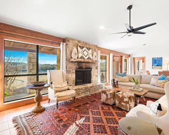 Beautiful Lakeside Rental with Hot-Tub in Igram, Texas, Perfect for Family Glamping Trips - Ingram - Living room