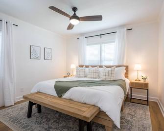 The 12th Street Retreat, King Beds, Pets Allowed - Tifton - Slaapkamer