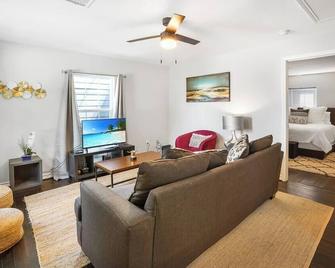 Cozy Heights 2 Bd Bungalow, Walkable - Houston - Living room