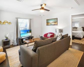 Cozy Heights 2 Bd Bungalow, Walkable - هيوستن - غرفة معيشة