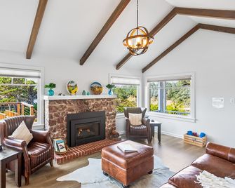 Buckhorn Cove Ocean Front with Private Peninsula - Little River - Wohnzimmer