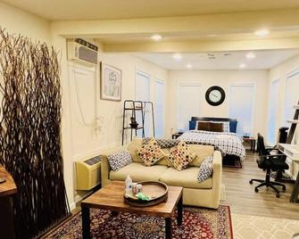 Private Cottage, 5 mins to Groceries & Alderwood mall! - Lynnwood - Living room