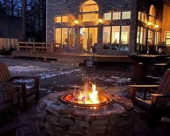 Crystal Lake Lakefront 10 mins to Elk Mountain Ski Resort - Carbondale - Patio