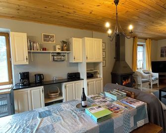 Quiet location with great views. Games room. Patio, large garden. - Besse-et-Saint-Anastaise - Їдальня