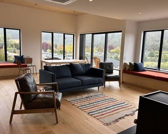 Stunning Kaiteriteri Holiday Home - كايتريتري - غرفة معيشة