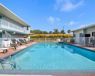 Quality Inn near Blue Spring - Orange City - Piscina