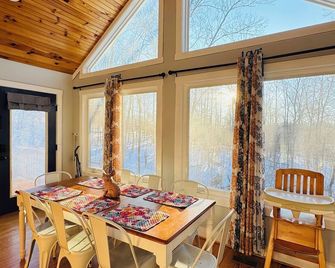 3bd/2 ba Farm-Relax & Disconnect w/ Scottish Highland Cows - Goode - Comedor