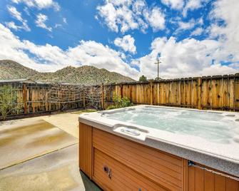 Rural California Getaway w/ Private Hot Tub - Pioneertown - Pool