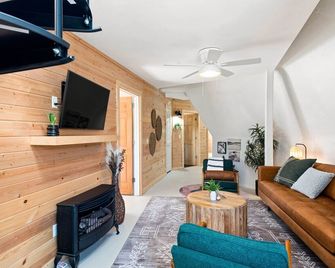 Dome House on Bear Creek - Hot Tub - 20 acres of Bear Creek Frontage - Secluded - Harrison - Huiskamer