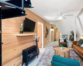 Dome House on Bear Creek - Hot Tub - 20 acres of Bear Creek Frontage - Secluded - Harrison - Living room