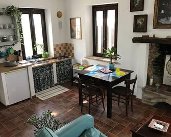 Il Campanile - 'Gilda' Room With Kitchen Use - Asti - Comedor