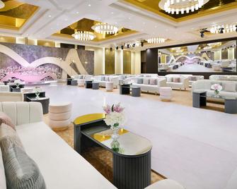 Radisson Blu Hotel & Convention Center, Riyadh Minhal - Riyadh - Lounge