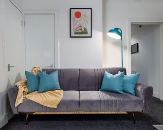 South Inch Apartment - Perth - Living room