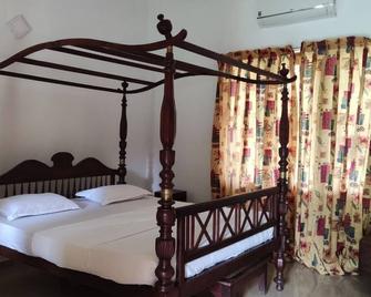 outdoor swimming pool with a picturesque garden for you to explore - Kurunegala - Bedroom
