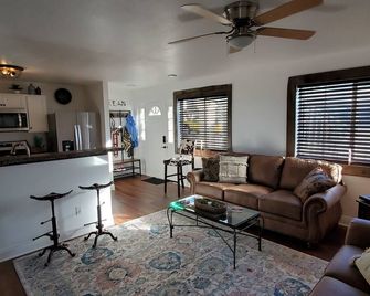 Pat's Way Away 1st floor unit with Casino views - Bullhead City - Living room