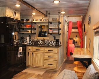 Sleep in a caboose on a bison ranch: Seaboard Coast Line #0843 - Clyde - Living room