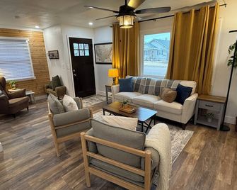 3-bedroom duplex house in peaceful Scott City with free WiFi - Scott City - Sala de estar