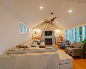 Pet-Friendly Lakefront Cottage with kayaks - Waconia - Living room
