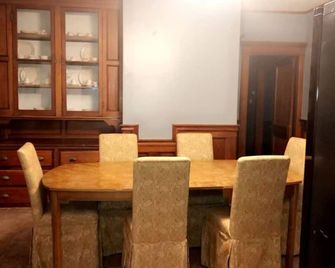 Spacious 3 bedroom 1st Floor closeby attractions - New Bedford - Comedor