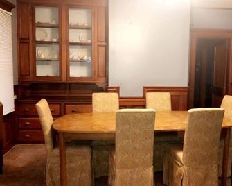 Spacious 3 bedroom 1st Floor closeby attractions - New Bedford - Dining room