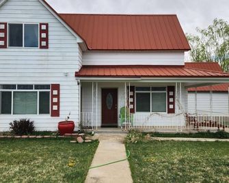 King & Queen bed w/2 bathrooms - Escalante - Edificio