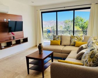 At 5 minutes pizzeria, pharmacy and doctor! Spacious Kinich Condominium 137m2 - Los Barriles - Living room