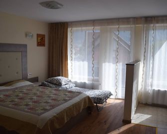 Studio with balcony for two person - Săcele - Habitación