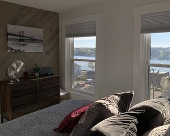 Mississippi River Views and Downtown Leclaire all in One! - Le Claire - Bedroom