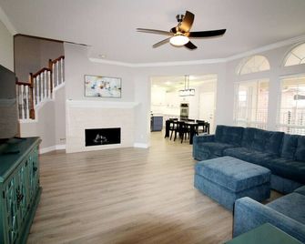 Deja Blue Lagoon & Games - McKinney - Living room