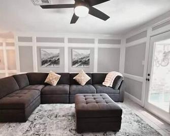Tranquil Escape with pool and casita. Pet ok. Spring TX - Spring - Living room