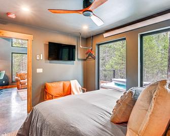 Modern Polson Cabin with Deck Near Flathead Lake! - Polson - Bedroom