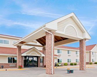 AmericInn by Wyndham Manitowoc - Manitowoc - Building