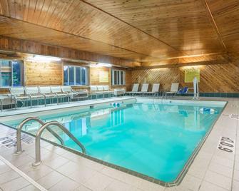 Super 8 by Wyndham Bloomington University Area - בלומינגטון - בריכה