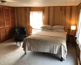 Country Farmhouse with Private Fishing & Swimming Pond, Walking Trails & Gardens - Newton - Bedroom