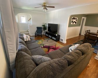 5 Minutes From Major Highways, Close To Everythnig! - Parma - Living room