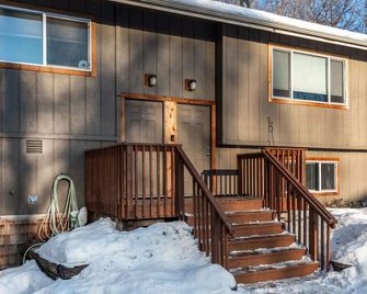 Midnight Sun Suite5 mins to Airport Fast Wifi - Anchorage - Gebäude