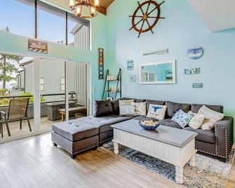 Bay-view condo with pool, hot tub, balcony & lofted layout - walk to the beach - Blaine - Sala de estar
