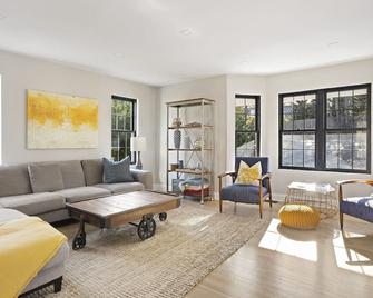 Open Floor Plan, Generous-Sized Rooms, Close to Golf and Ocean Beaches - Southampton - Sala de estar